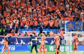 三连胜之后，青春看台上还缺一个你！本周日海牛主场迎战大连，足球城直接对话