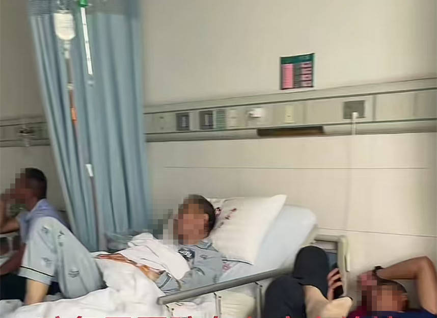 山东枣庄一医院被曝在有病人的病房内刷墙,网友称是为迎检,院方回应