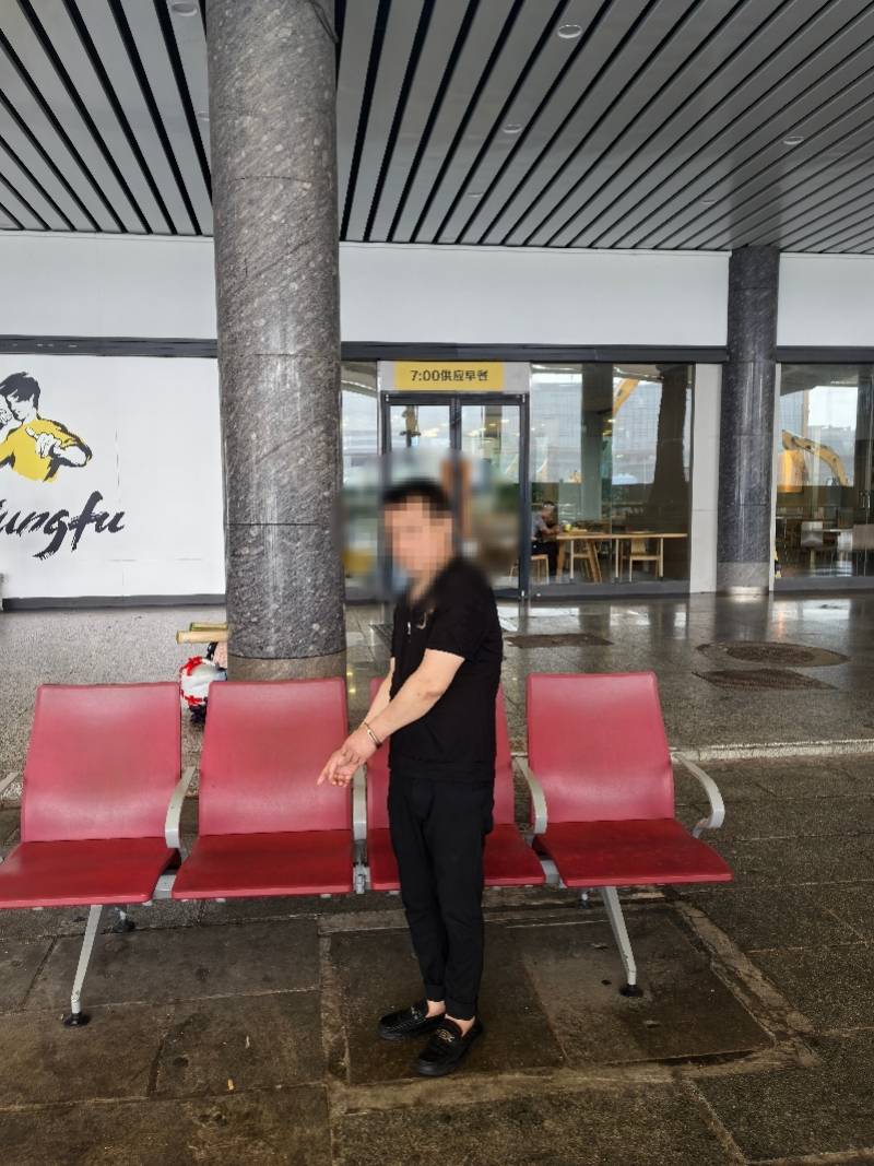 广州火车站外两男子趁乘客候车睡着偷手机,被抓获!现场曝光