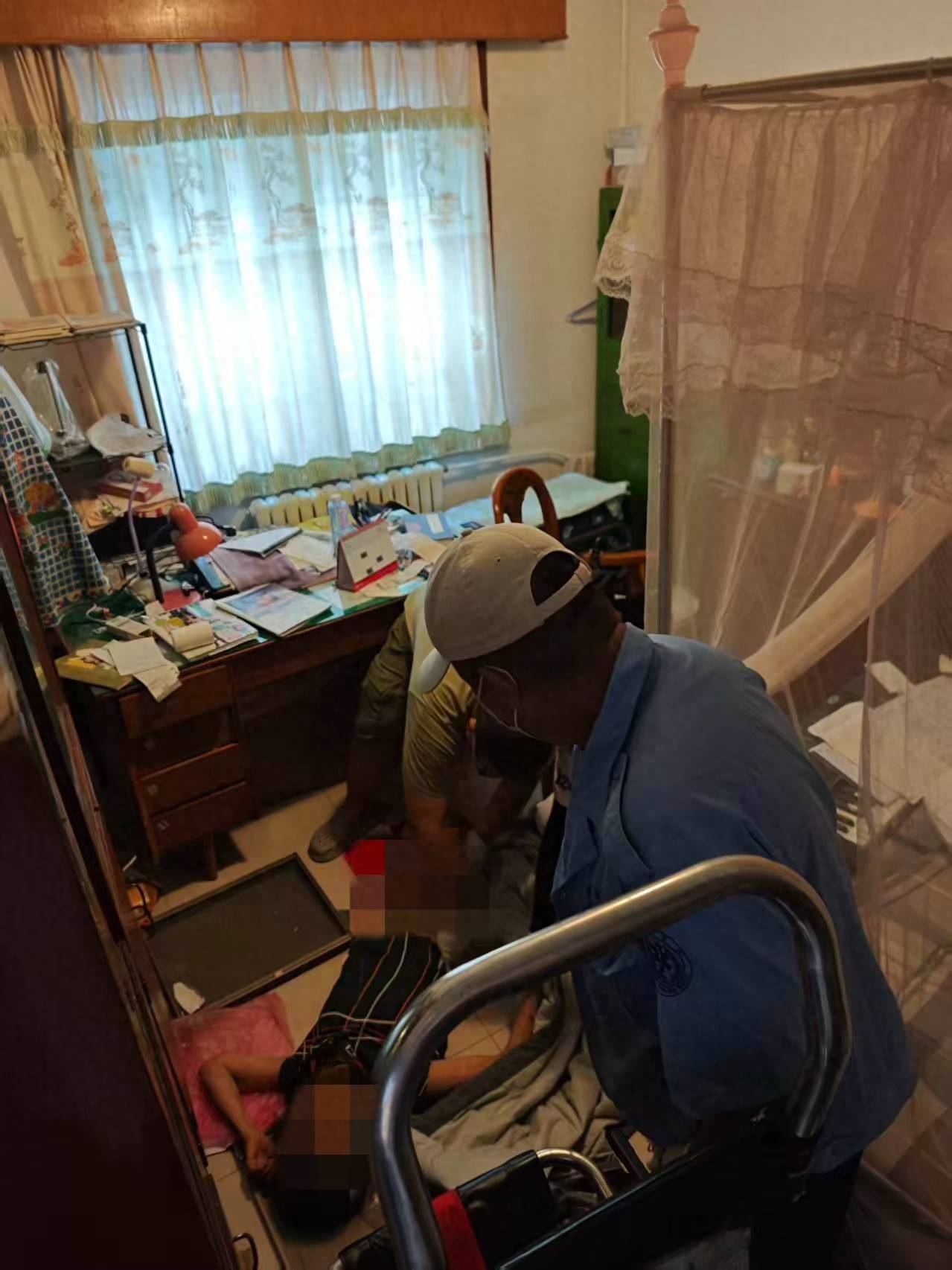 八旬老人家里空调一直开着，人却联系不上，社工发现不对劲果断出手