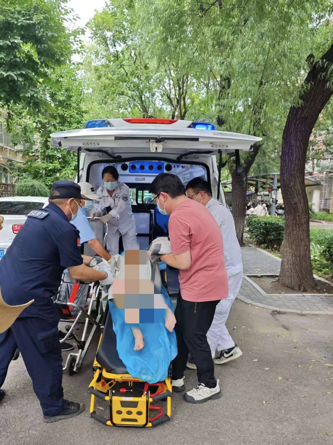 八旬老人家里空调一直开着,人却联系不上,社工发现不对劲果断出手